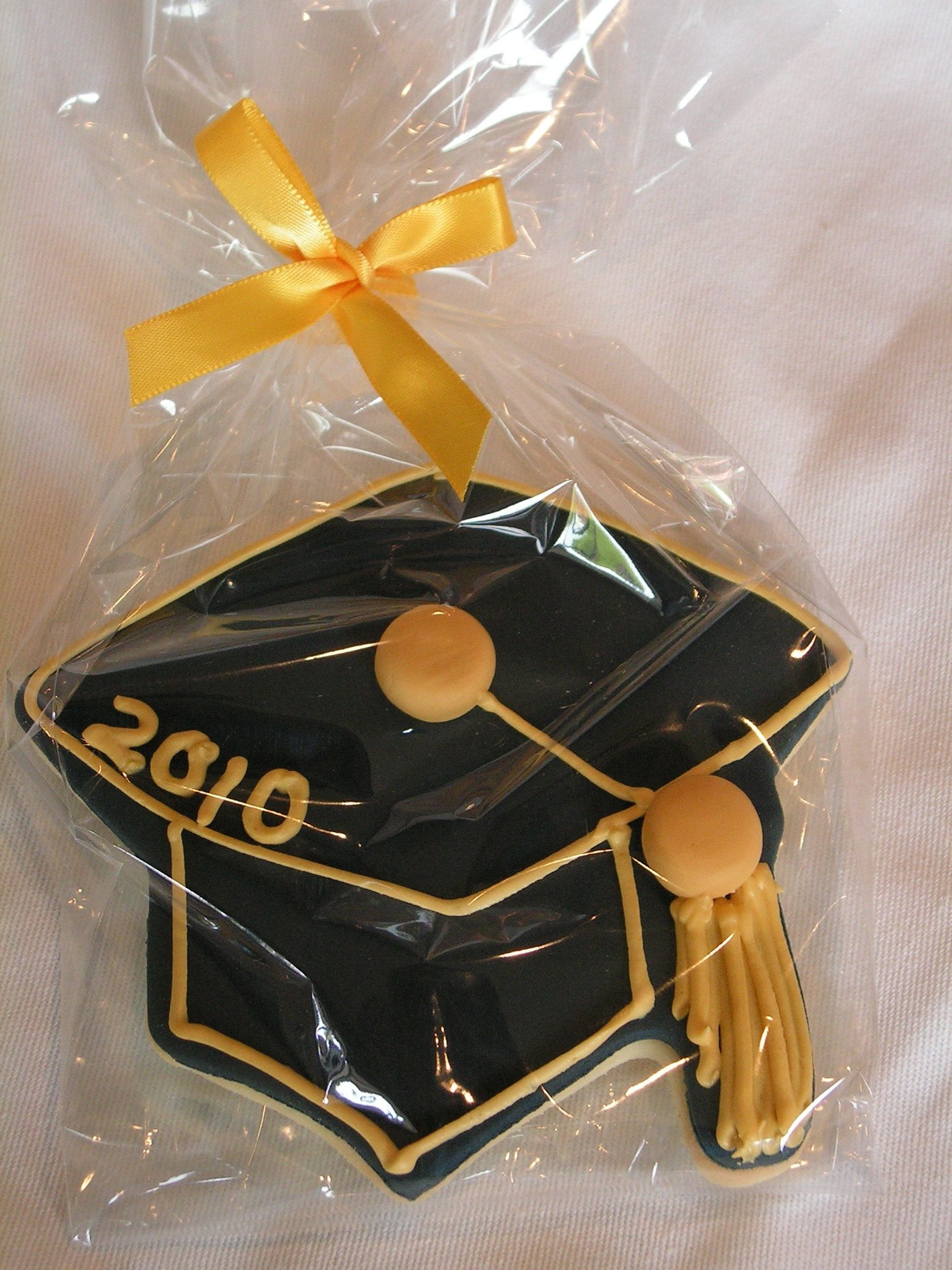 Graduation Party Ideas Blue And Gold
 Navy blue and gold graduation cap cookie