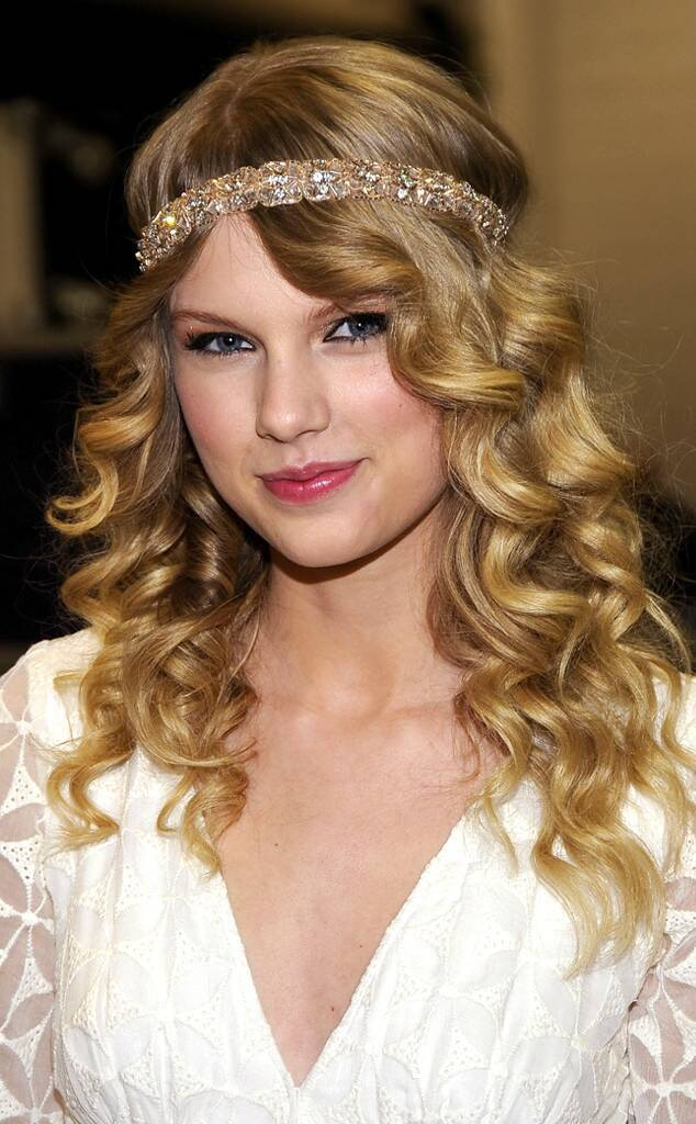 Hairstyle Female
 2009 from Taylor Swift s Hair Evolution