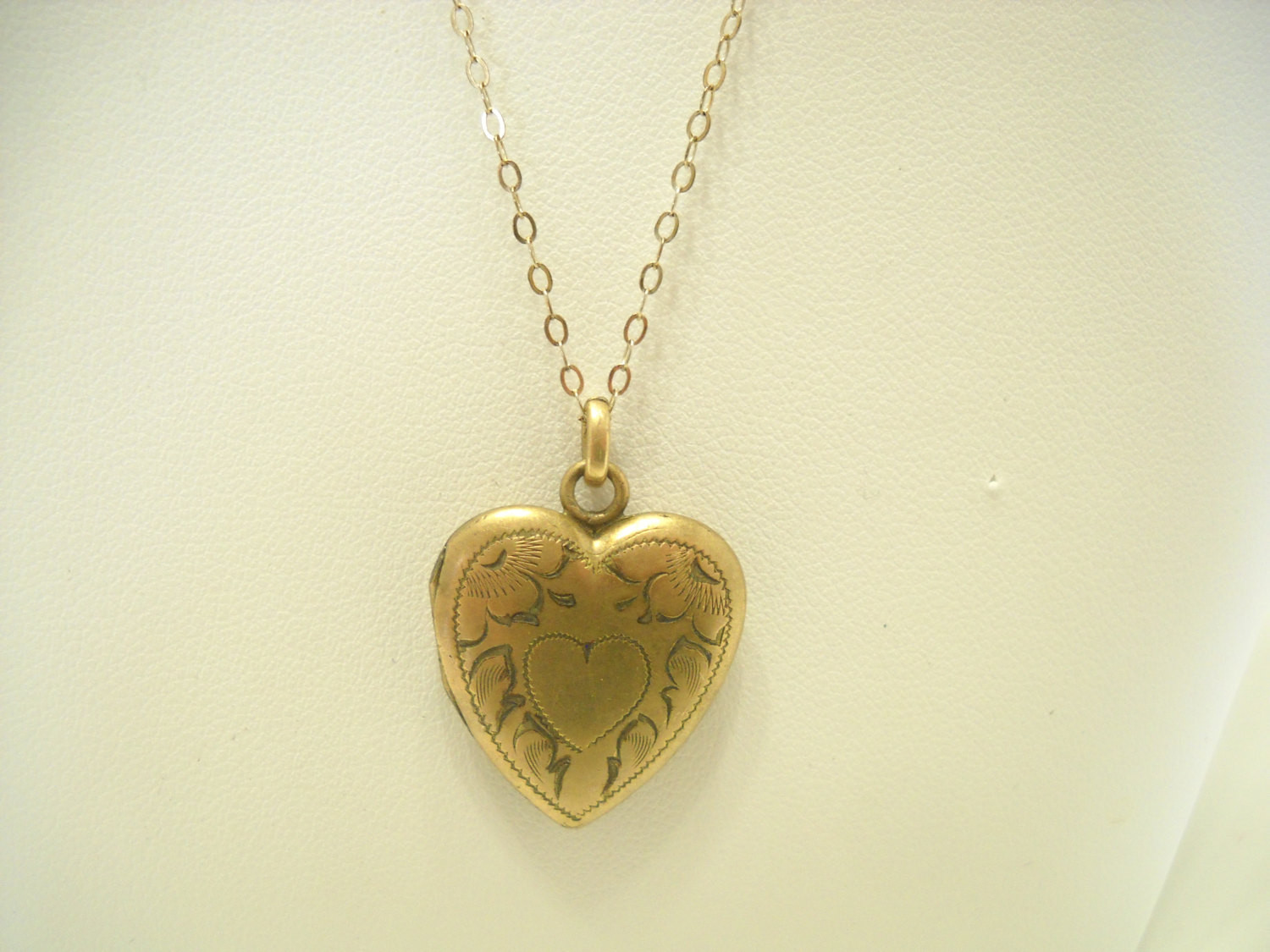 Heart Shaped Locket Necklace
 Vintage Gold Tone Heart Shaped Locket Pendant Necklace 8380