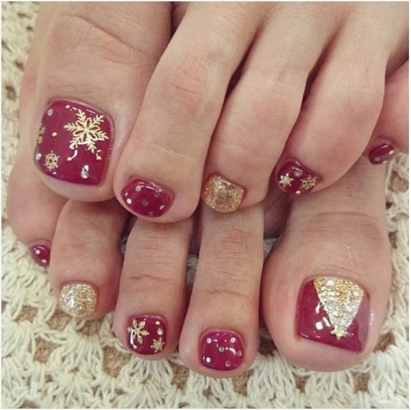 Holiday Toe Nail Designs
 27 Holiday Fun Designs for Christmas Toe Nails Be Modish