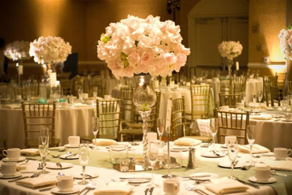 How To Decorate A Wedding Table
 Flowers decorations Wedding party Flower decoration