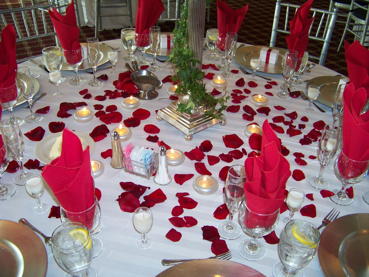 How To Decorate A Wedding Table
 Home Decor Tips Wedding Reception Decorations with Balloons