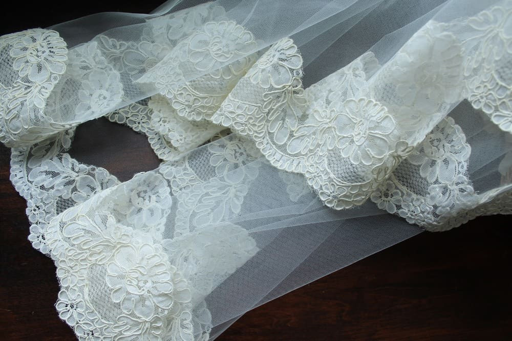 How To Make A Wedding Veil With Lace Trim
 Here es the Bride DIY Wedding Veils