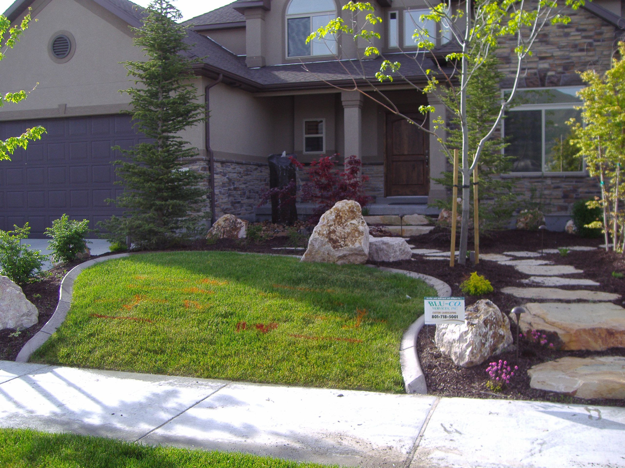 Landscape For Small Front Yards
 Beautiful Small Front Yard Landscaping Ideas with Low