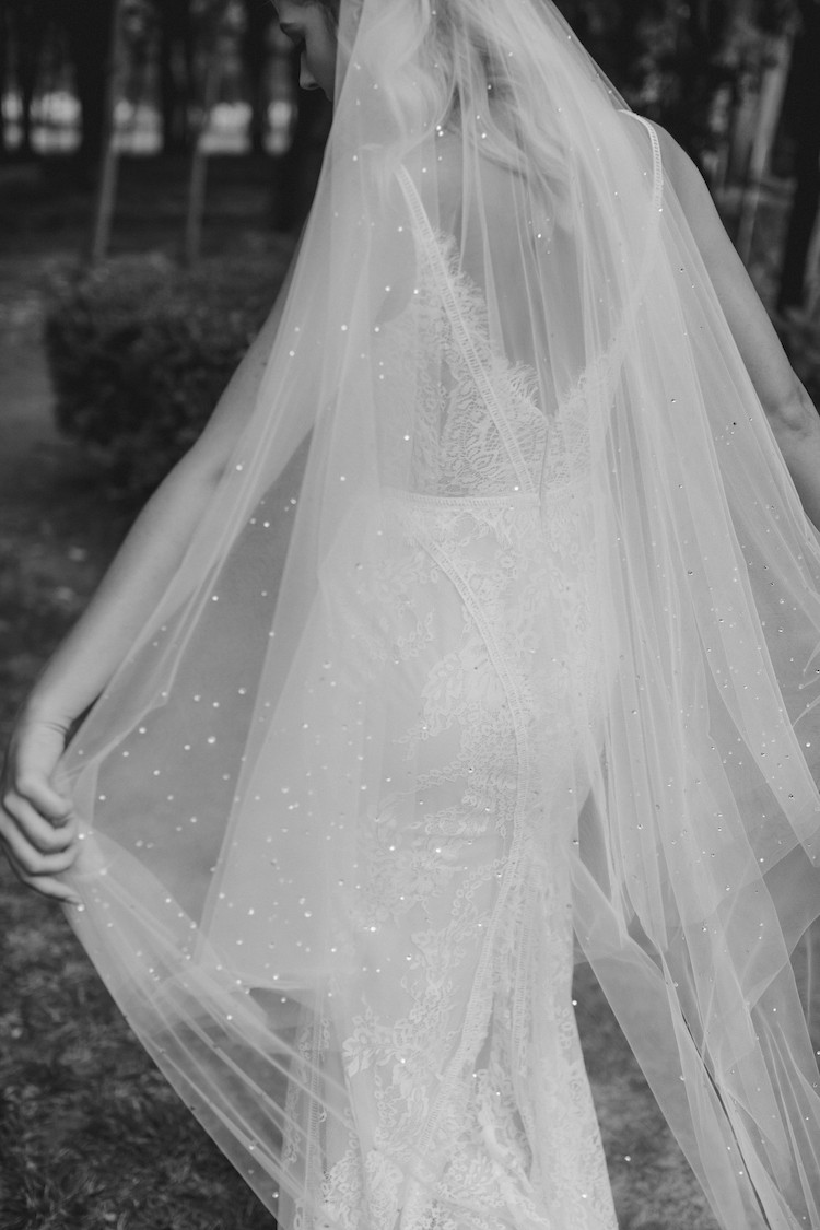 Long Wedding Veils With Crystals
 MIDNIGHT
