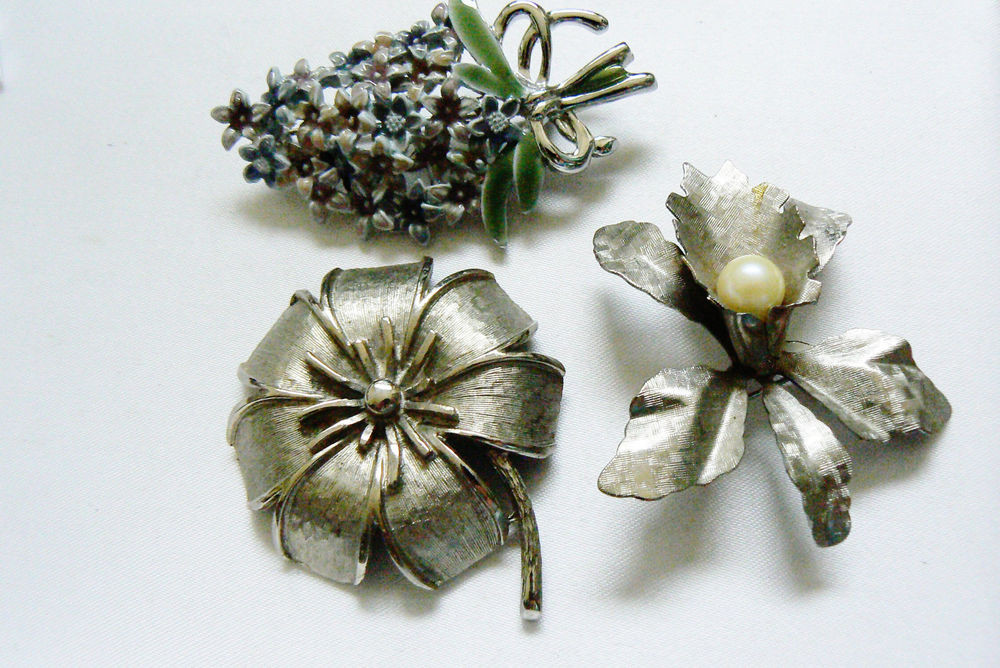 Metal Brooches
 LOT OF 3 VINTAGE SILVER TONE METAL ORCHARD LILLY FLOWER