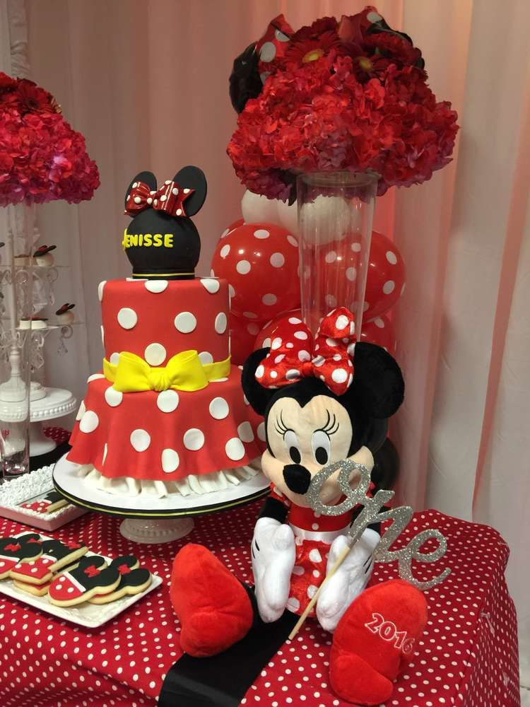 Minnie Mouse Birthday Decor
 Loving the birthday cake at this Mickey Mouse Minnie