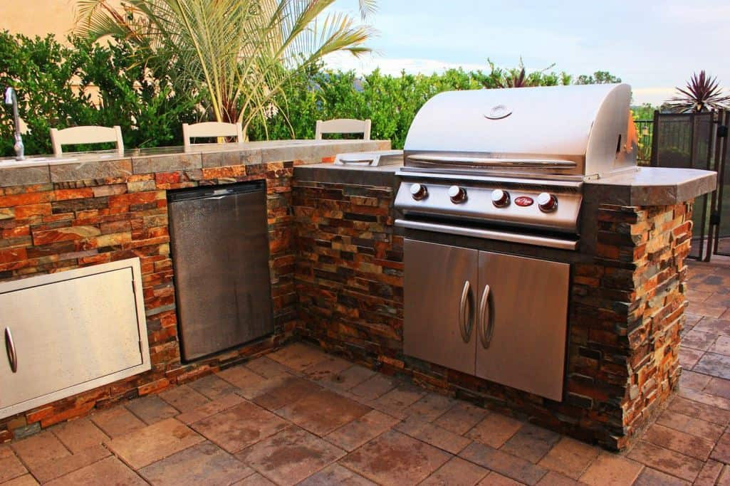 Outdoor Kitchen Installation
 Outdoor Kitchen Kits vs Modular vs Built In paring