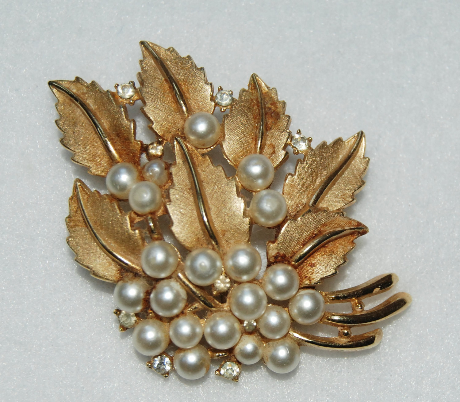 Pearl Brooches
 Trifari 1960s gold pearl brooch pin