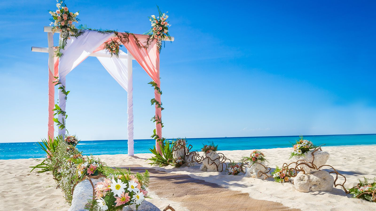 Pictures Of Beach Weddings
 5 Low Cost Ways to Decorate for Your Beach Wedding