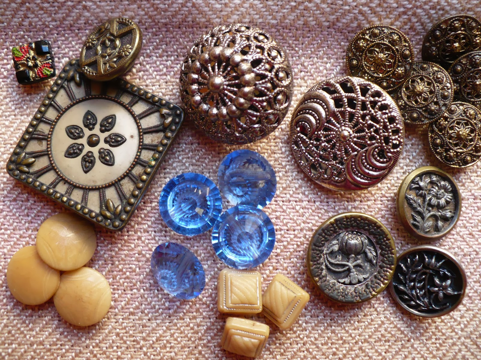 Pins Button
 Toronto Antiques Appraisals & Estate Sales Valuable