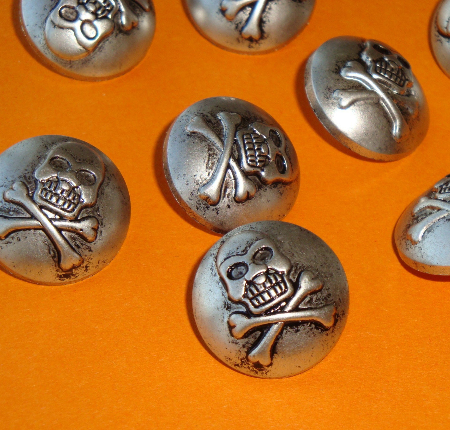 Pins Button
 skull crossbones pirate buttons 16 pieces by schoollocker