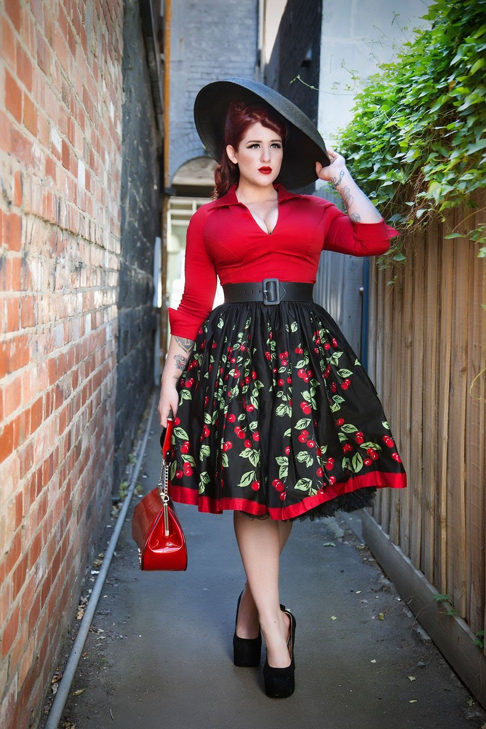 Pins Outfit
 Pinup Couture Jenny Gathered Full Skirt in Cherry Border