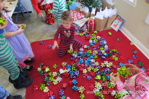 Preschool Holiday Party Ideas
 Simple t bow game for preschoolers – Teach Preschool