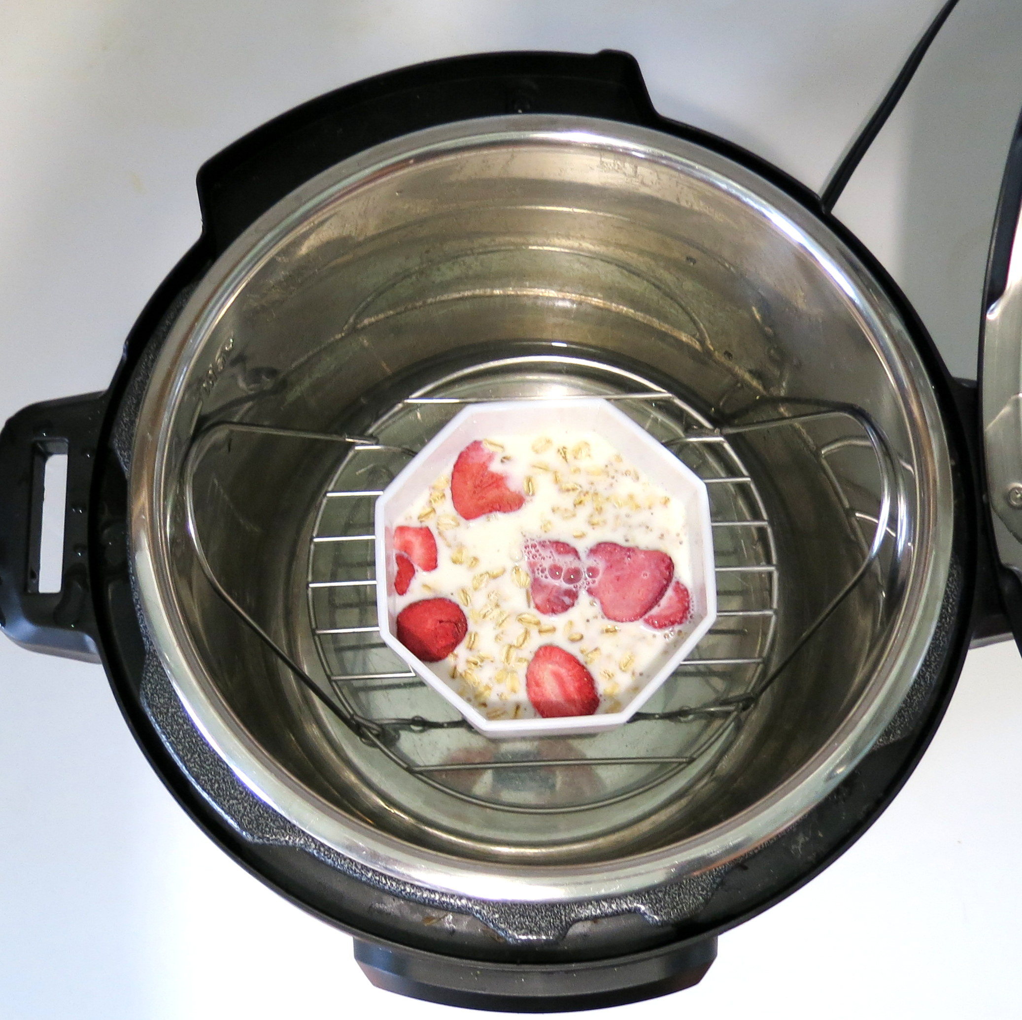 Pressure Cooker Rolled Oats
 Strawberries & "Cream" Rolled Oats Pressure Cooker