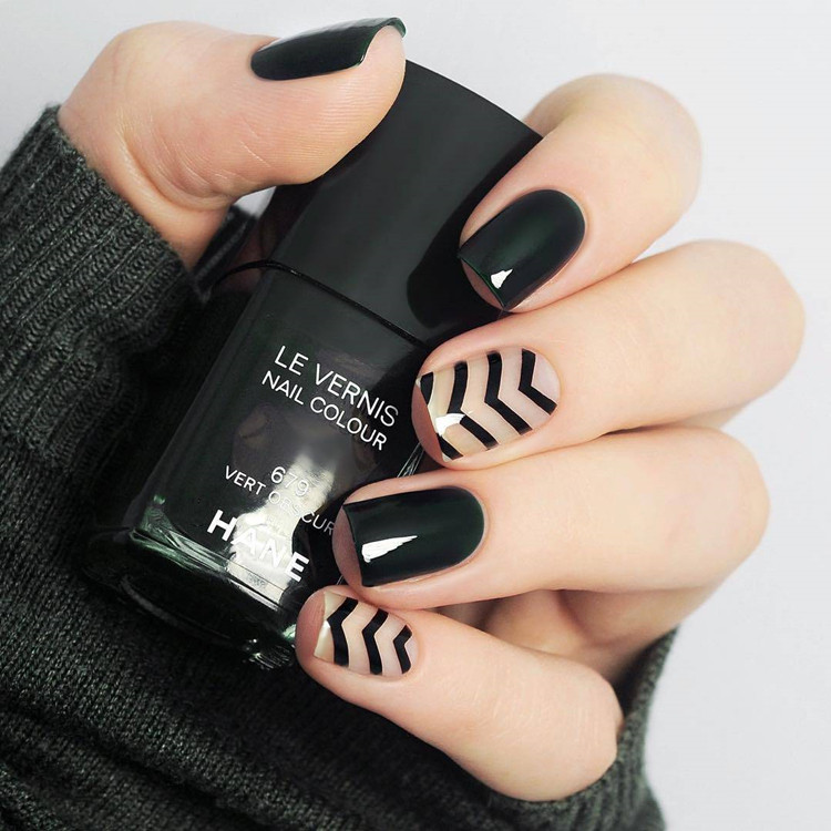 Pretty Black Nails
 Beautiful black pure color with stripped pattern fake