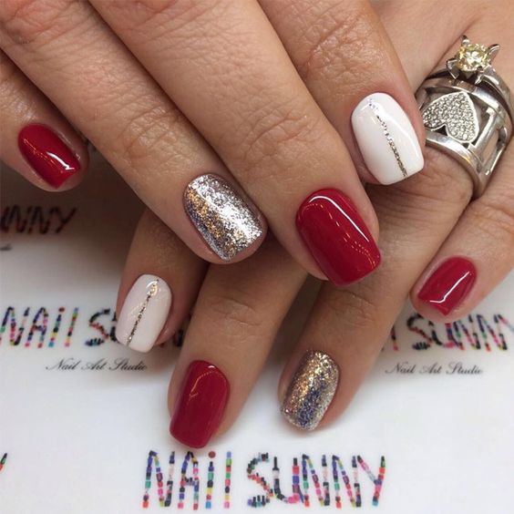 Pretty Christmas Nails
 30 Simple Nails Design You Can DIY At Home This Winter