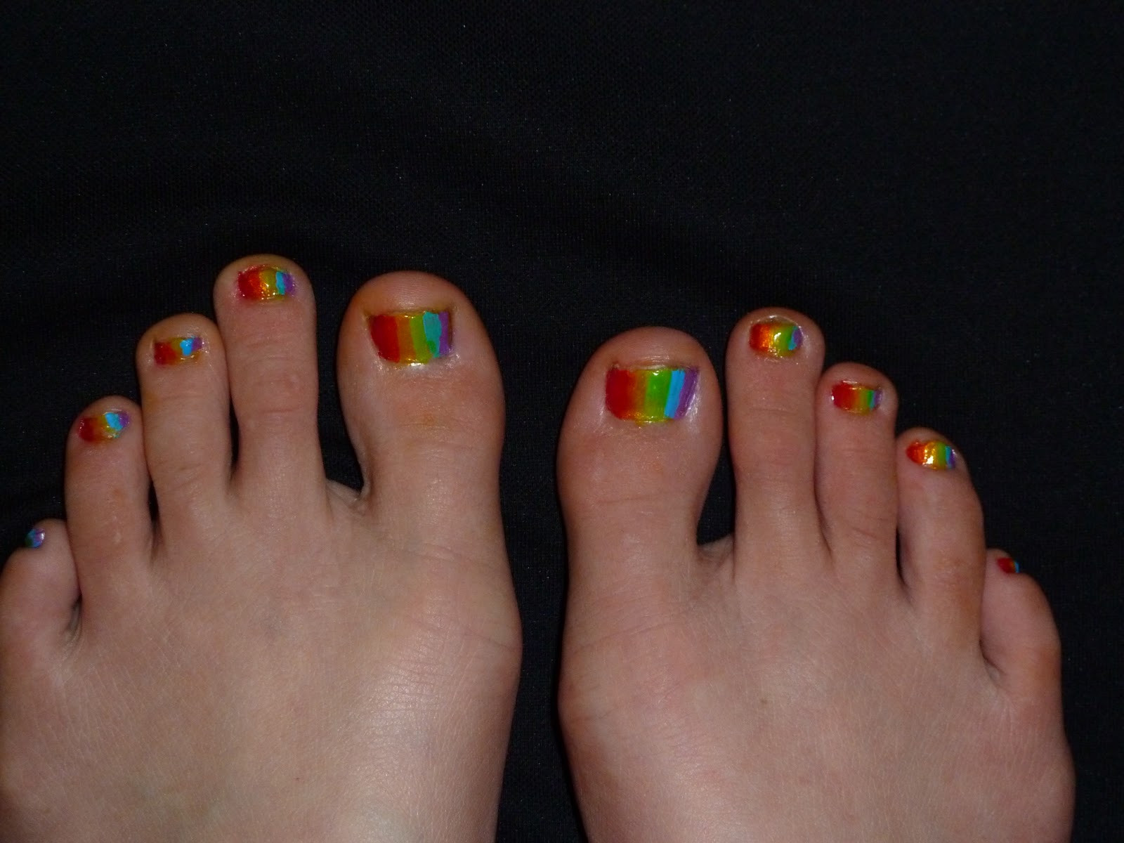 Pretty Painted Nails
 ANNALOG Pretty Toe Nails