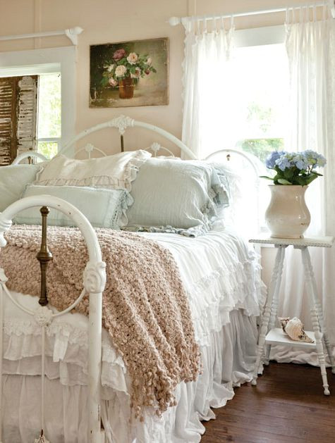 Shabby Chic Bedrooms Images
 Charming Small Shabby Chic Beach Cottage pletely Coastal