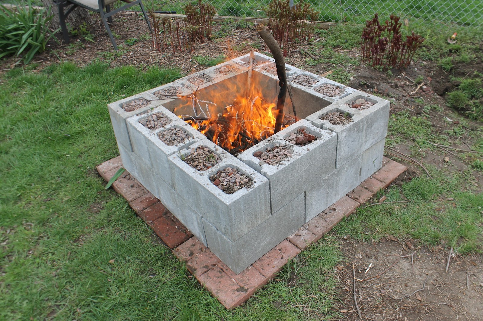 Simple Cinder Block Fire Pit
 17 DIY Fire Pit Ideas for Your Backyard