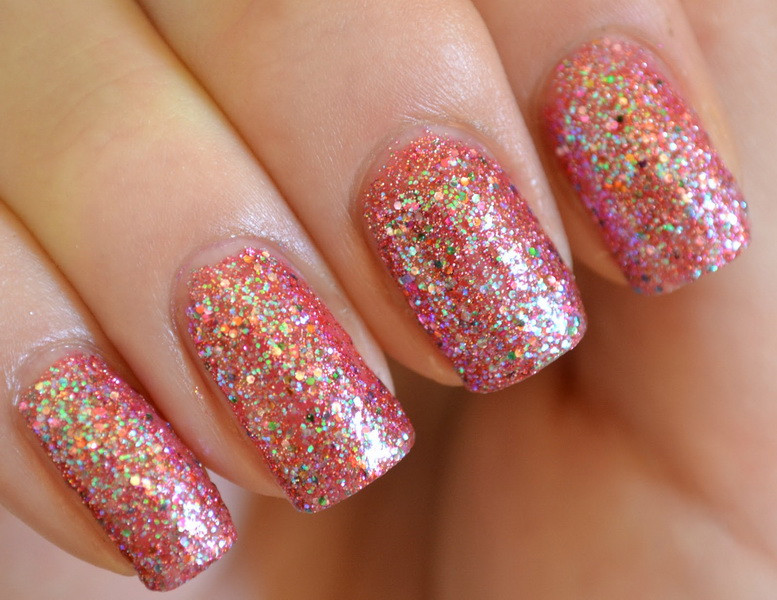 Simple Glitter Nails
 Glitter nail designs for shiny hands yve style