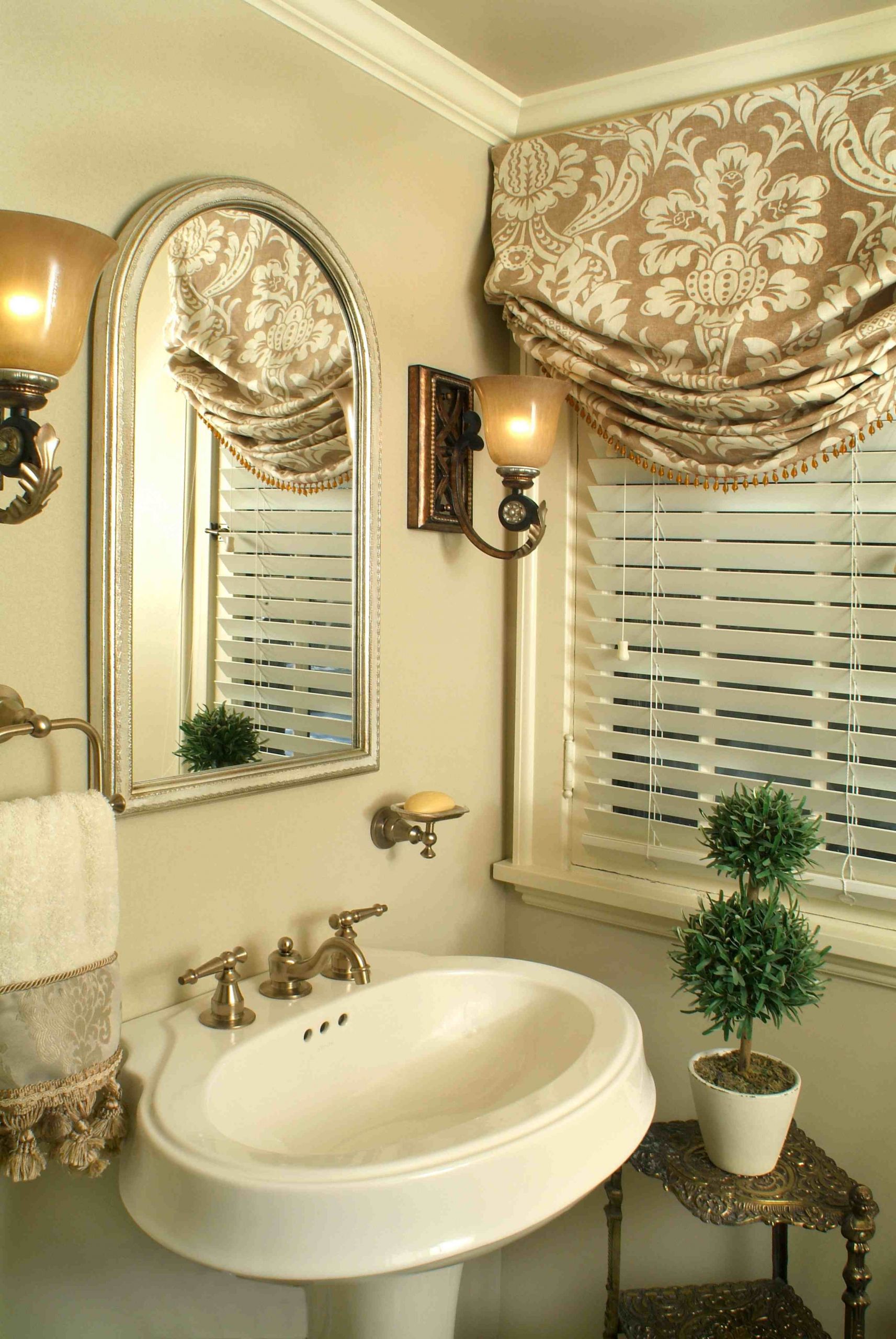 Small Bathroom Window Curtains
 33 DIY Roman Shade Ideas To Inspire Your Decorating