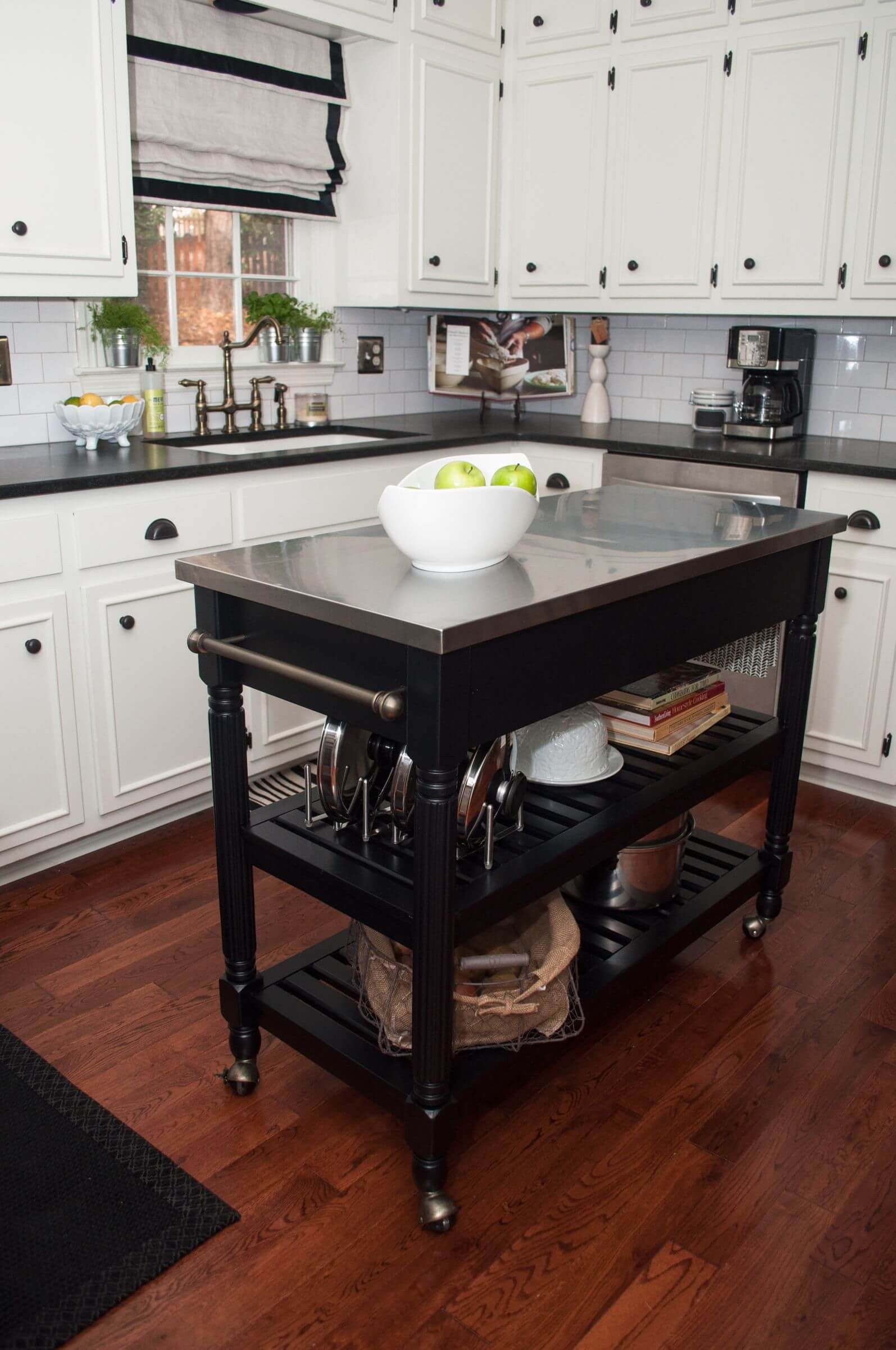 Small Mobile Kitchen Island
 10 Types of Small Kitchen Islands on Wheels