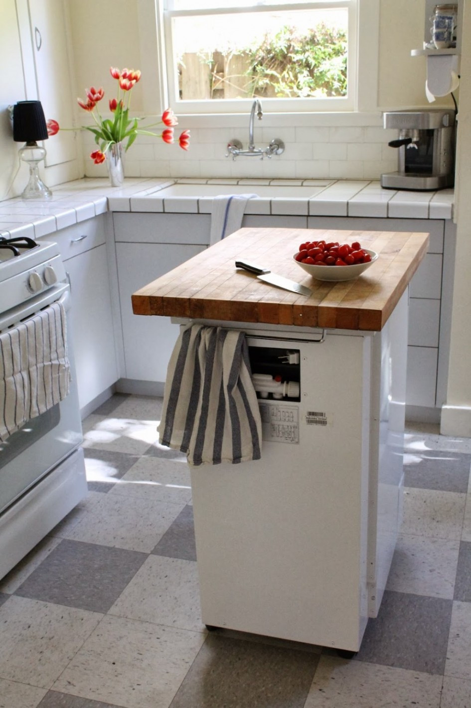 Small Mobile Kitchen Island
 5 Inexpensive Ways to Make Your Small Kitchen More Functional