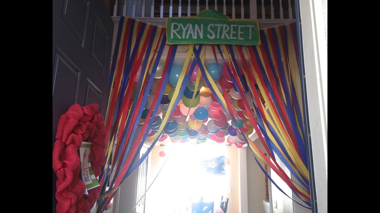Streamer Decoration Ideas For Birthday Party
 Elmo Birthday Party Decorations DIY Streamer Curtains