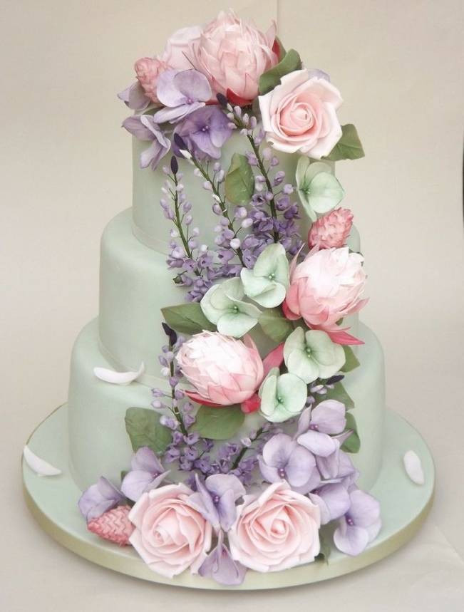 Sugar Flowers For Wedding Cakes
 13 Inspiring Sugar Flower Wedding Cakes