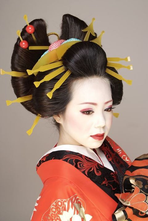 Traditional Japanese Hairstyles Female
 Oiran hairstyle with kanzashi