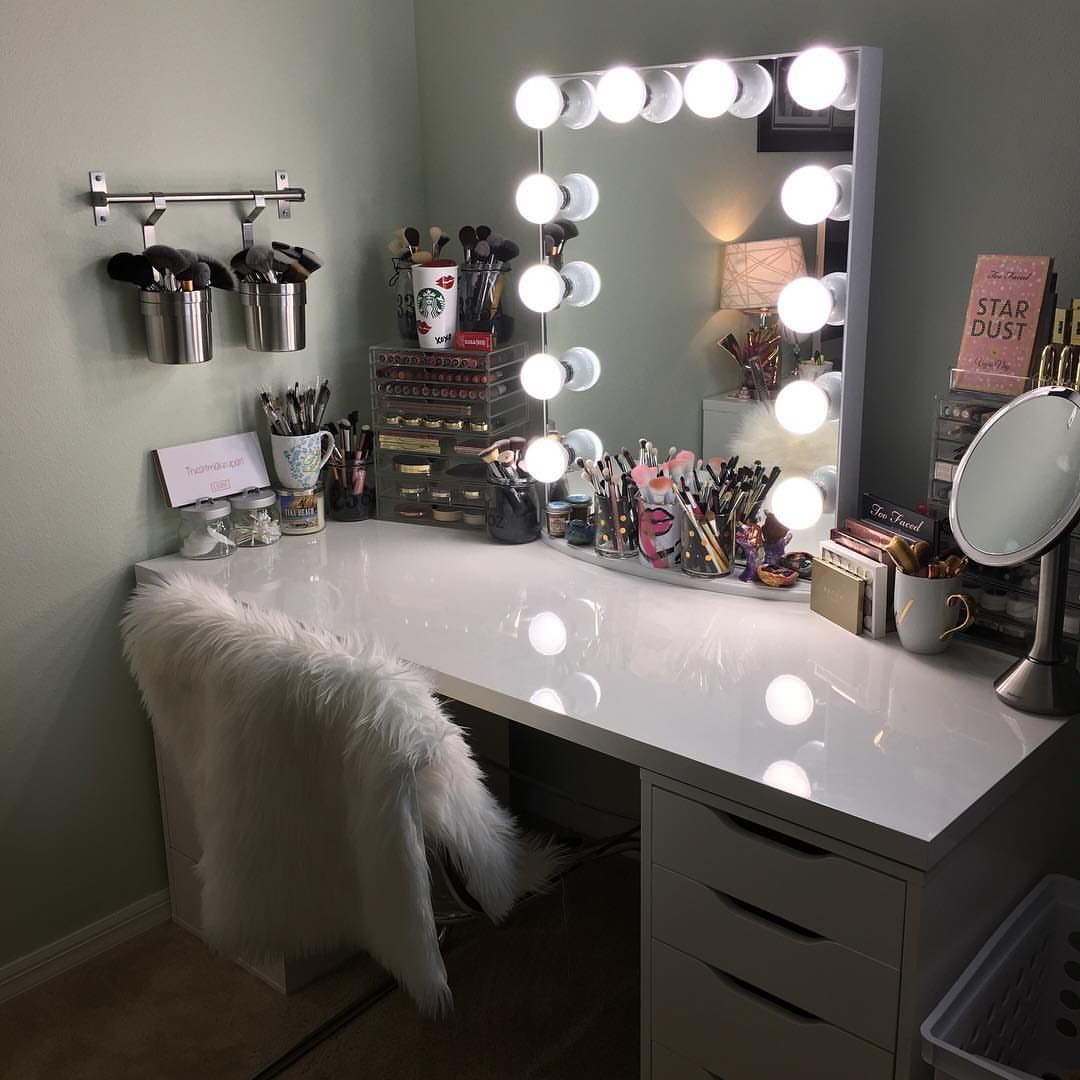 Vanity Girl Hollywood Mirror DIY
 17 DIY Vanity Mirror Ideas to Make Your Room More