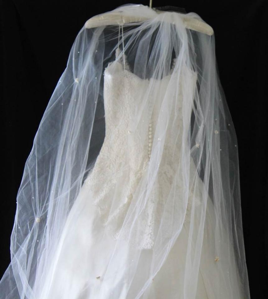 Vera Wang Wedding Veil
 Vera Wang Custom Made Couture Original With Veil Wedding