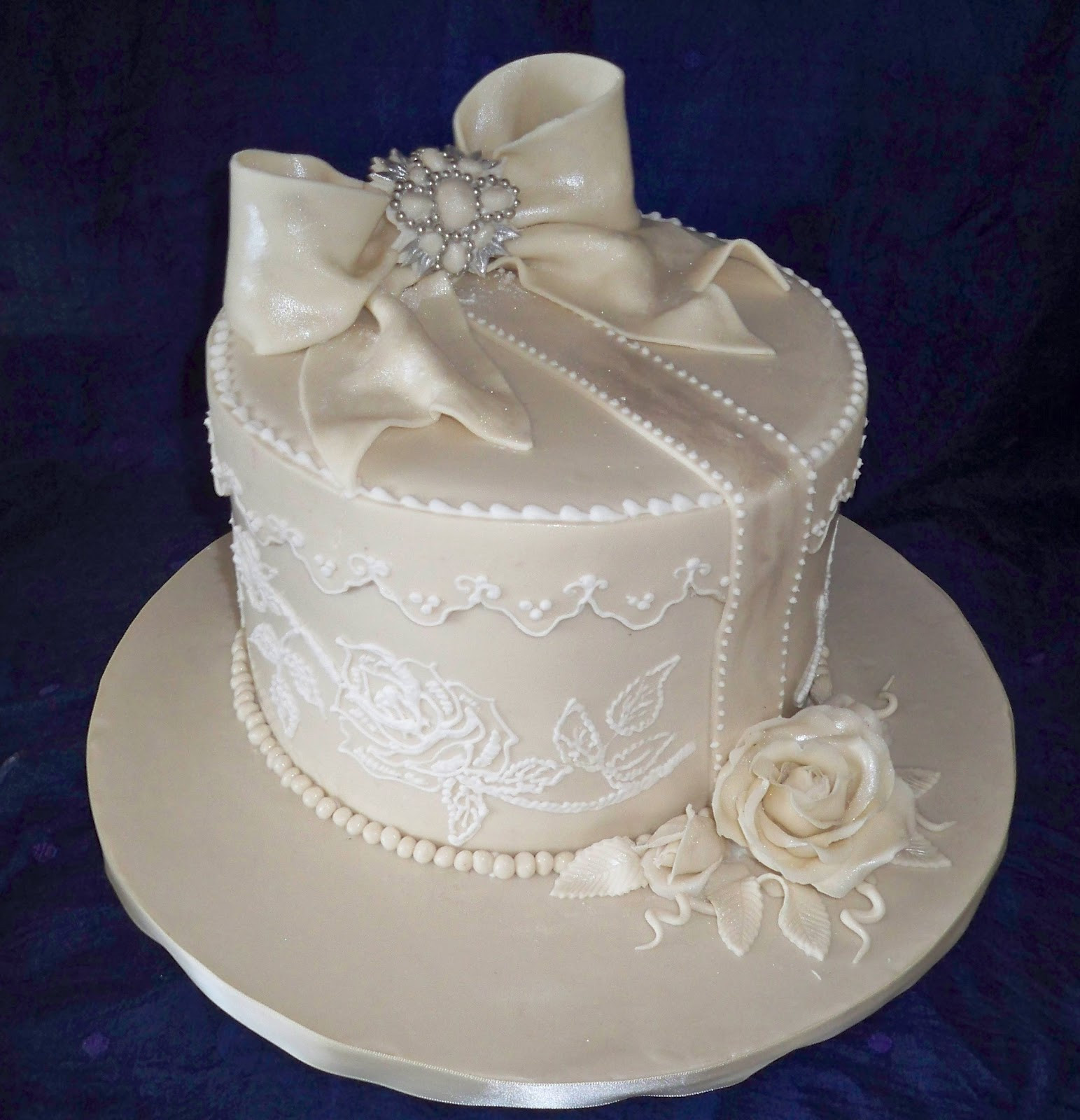 Vintage Style Wedding Cakes
 vintage round box wedding cake with fondant bow and brooch