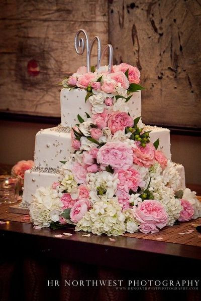 Waterfall Wedding Cakes
 Love the waterfall of fresh flowers wedding cakes