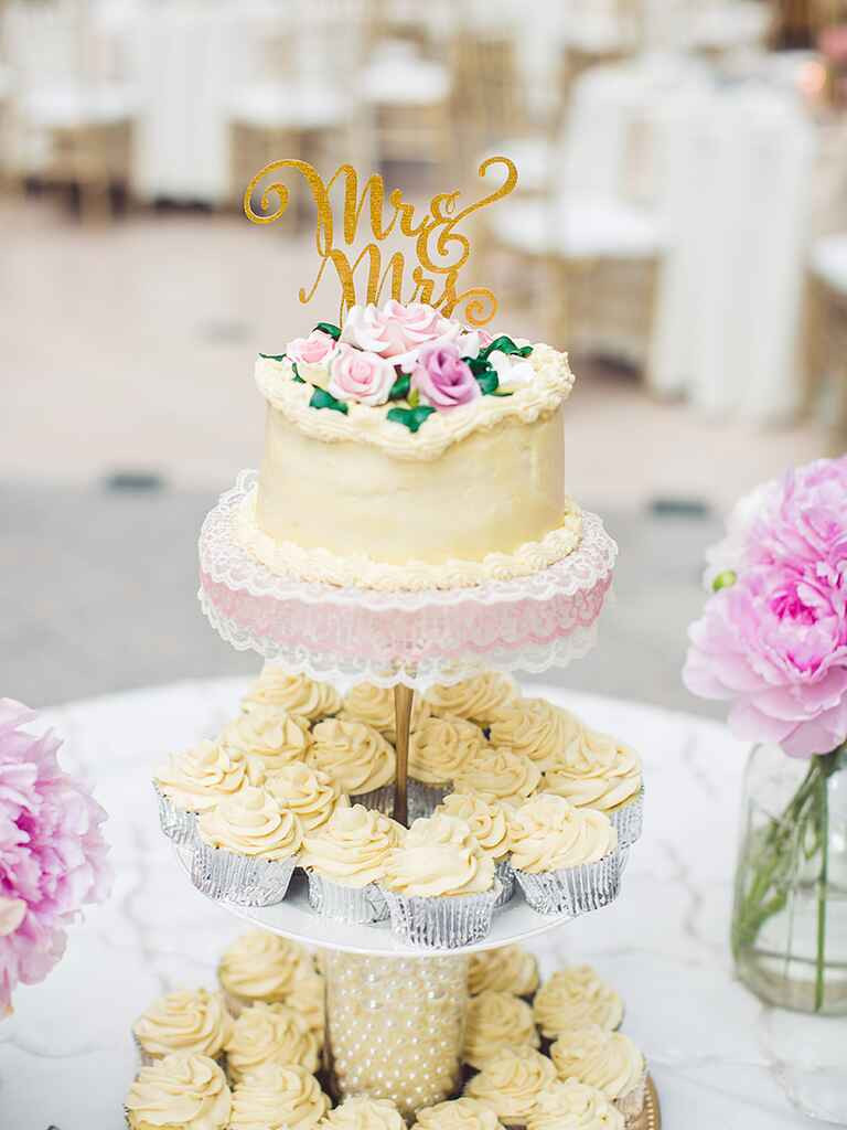 Wedding Cake Cupcake
 16 Wedding Cake Ideas With Cupcakes