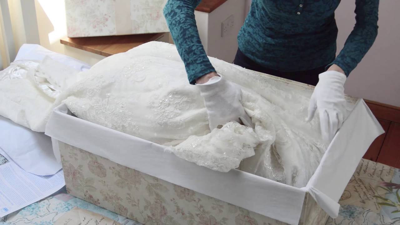 Wedding Dress Box
 How to pack a Wedding Dress with the Empty Box pany