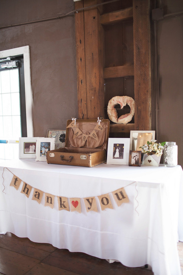 Wedding Gift Table Decoration Ideas
 A vintage suitcase and burlap bunting decorated the t