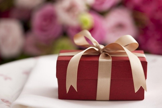 What To Give As A Wedding Gift
 8 Gift Ideas For Indian Weddings – India s Wedding Blog