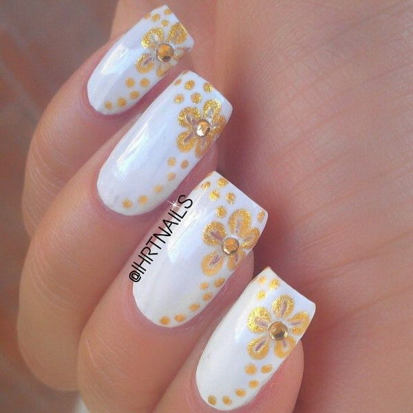 White And Gold Glitter Nails
 35 Elegant and Amazing White and Gold Nail Art Designs