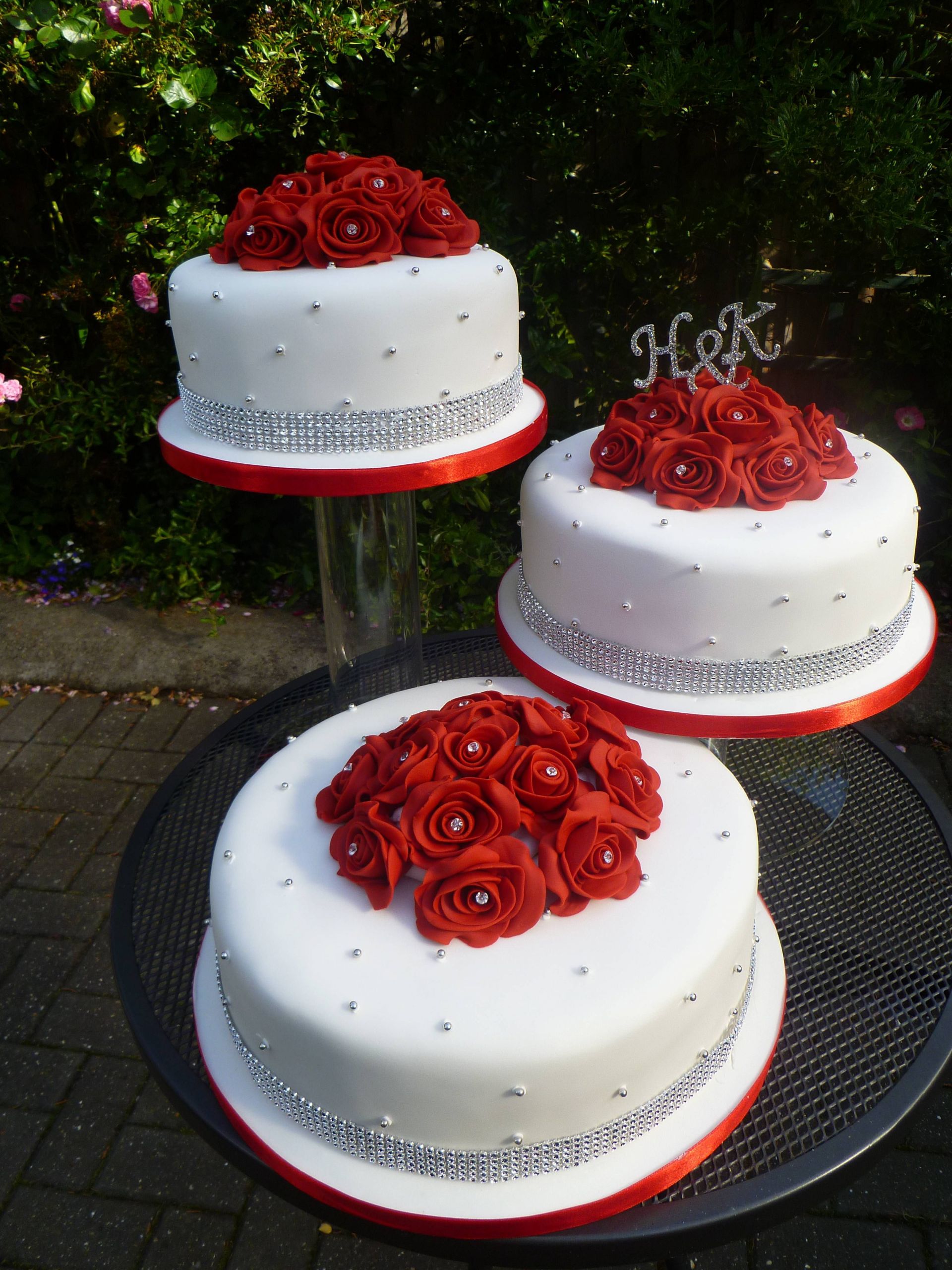 White And Red Wedding Cakes
 red Wedding Cake Designs