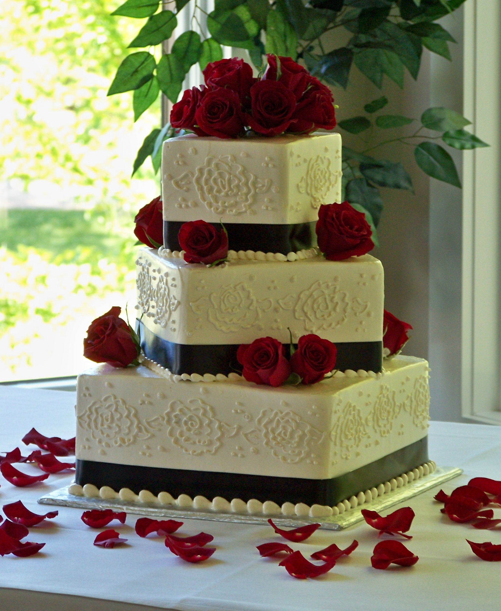 White And Red Wedding Cakes
 weddinggallery5