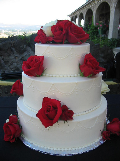 White And Red Wedding Cakes
 Fadada