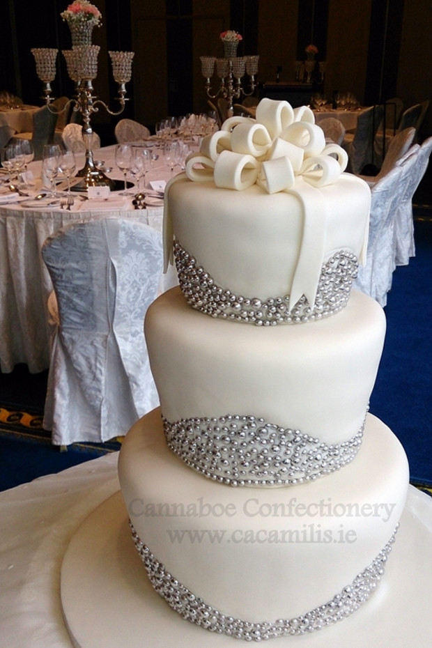 Winter Wonderland Wedding Cakes
 14 Amazing Wedding Cakes for a Winter Wedding