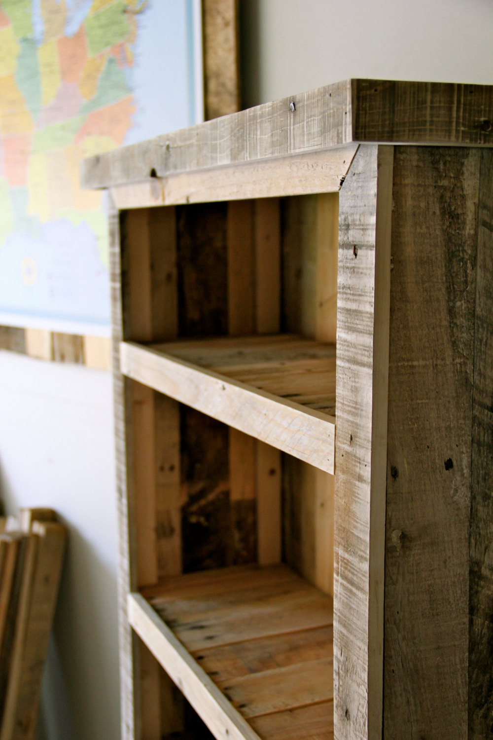 Wooden Bookshelf DIY
 Reclaimed Pallet Wood Bookcase