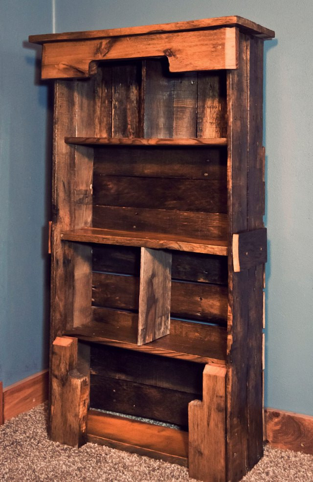 Wooden Bookshelf DIY
 Wooden Pallet Bookshelf DIY