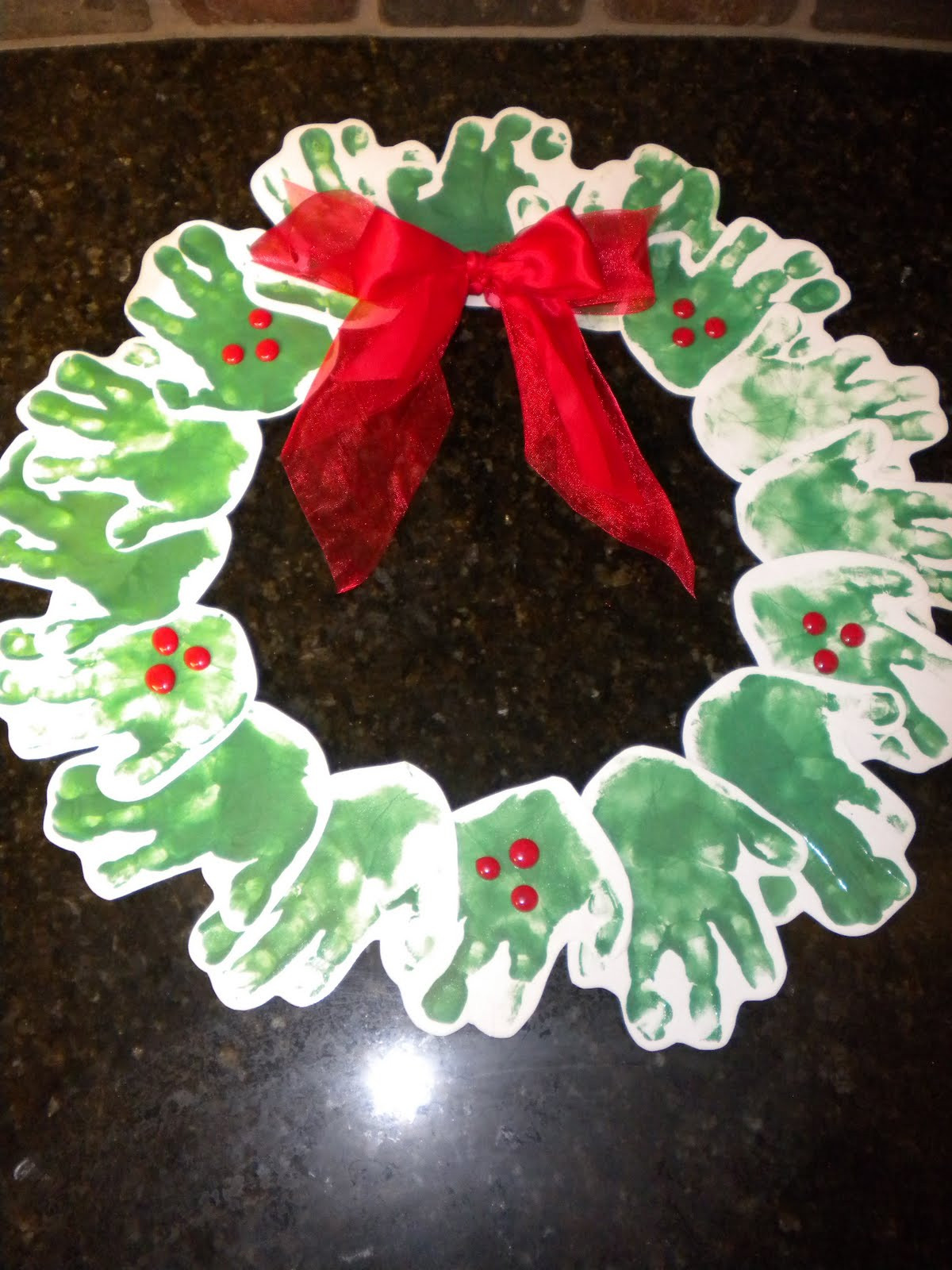 Wreath Craft For Kids
 Blink of an Eye Handprint Wreaths