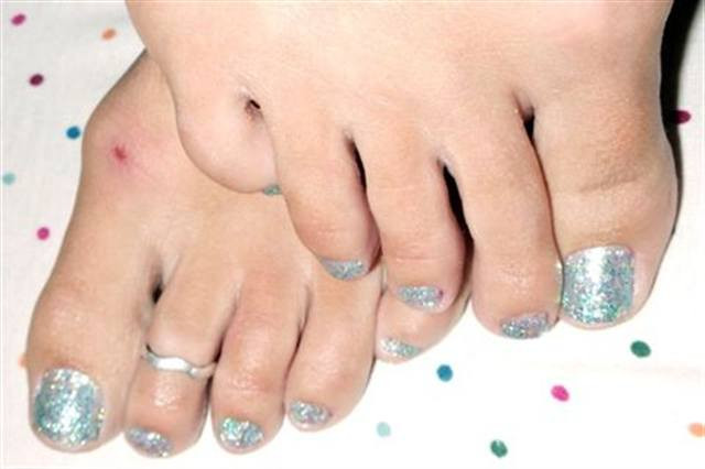 Young Nails Glitter
 Young Nails Glitter Toes Technique NAILS Magazine