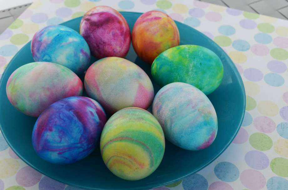 Dyeing Easter Eggs With Food Coloring
 Frothy fun dyeing Easter eggs in shaving cream Houston