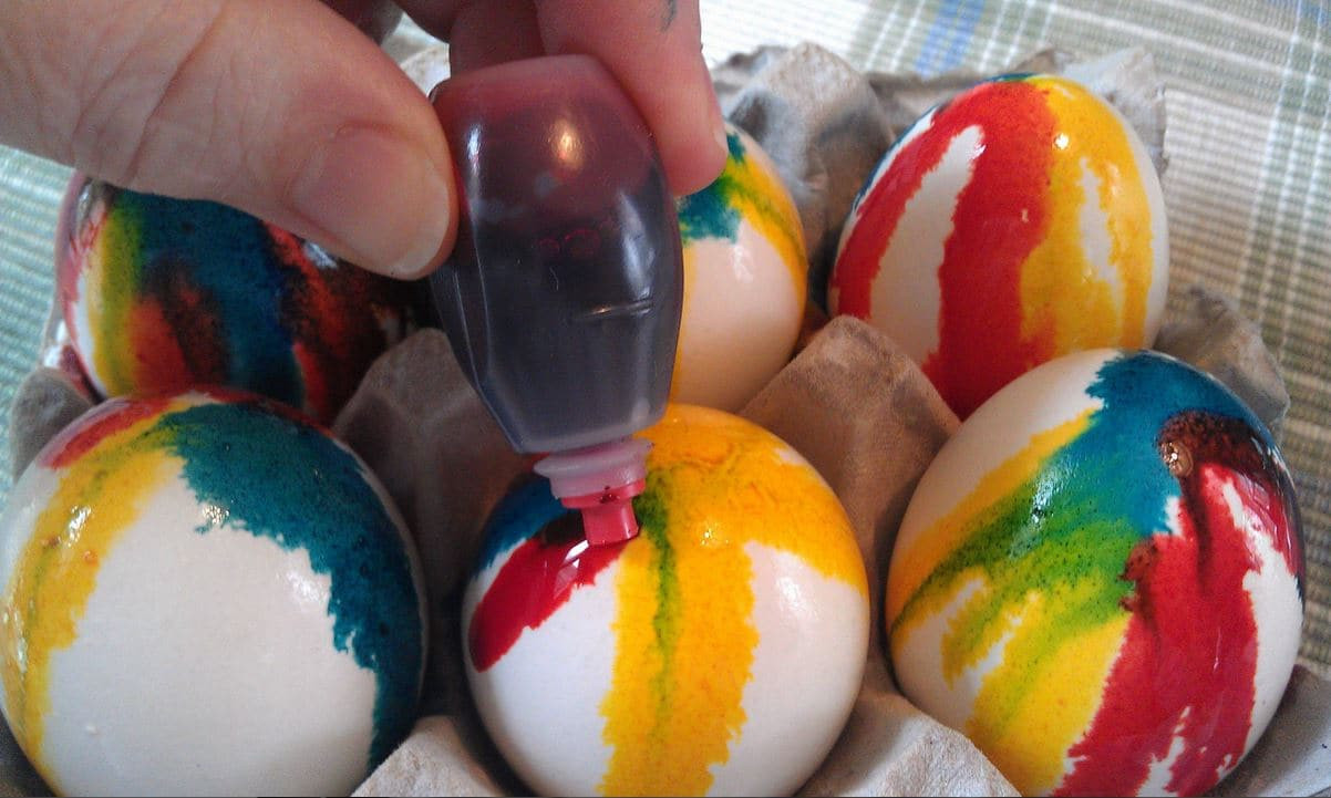 Dyeing Easter Eggs With Food Coloring
 How to Tie Dye Easter Eggs Using Food Coloring